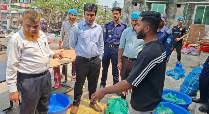 চাঁদপুরে বাসি মাংস ও মেয়াদোত্তীর্ণ খাবারের দায়ে দুই রেস্টুরেন্টকে জরিমানা